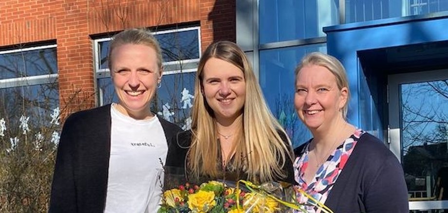 Mme Benölken avec ses mentors, Mme Lanfer (à gauche) et Mme Nagetusch (à droite).