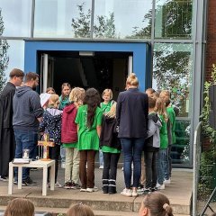 Les enfants et les enseignants de la classe 4a sont bénis.