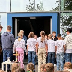 Les enfants et les enseignants de la classe 4b sont bénis.