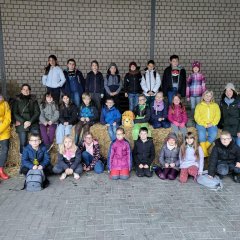 Photo de groupe de la classe 3b devant des bottes de foin.