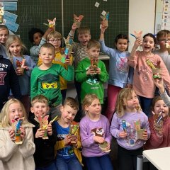 Les enfants de la classe 1a avec les paniers de Pâques qu'ils ont trouvés.