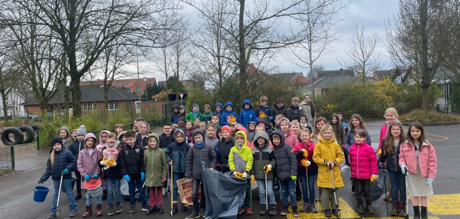 Les enfants de la deuxième année après avoir réussi à chasser les déchets qui traînaient.