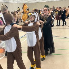 Polonaise à travers le gymnase.