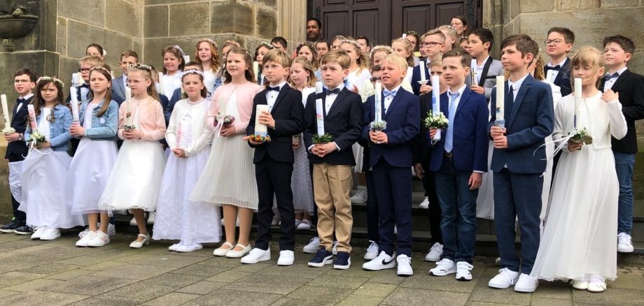 Les enfants de la communion de l'école Georg devant l'église St Agatha.