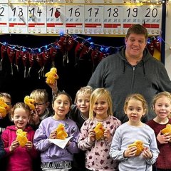 Photo de groupe de la classe 1 avec les Stutenkerlen et leur professeur principal, M. Ließem.