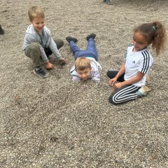 Les enfants peuvent également jouer dans le gravier.