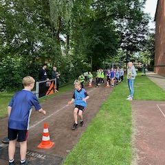 Dans le relais de sprinters, deux équipes courent l'une contre l'autre.