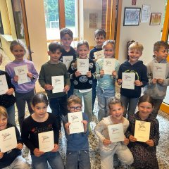 Enfants de deuxième année qui ont gagné un certificat d'honneur.