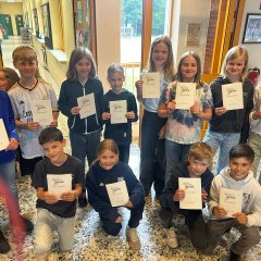 Enfants de quatrième année qui ont gagné un certificat d'honneur.