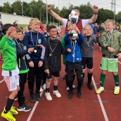 L'équipe des filles reçoit son trophée pour la première place.