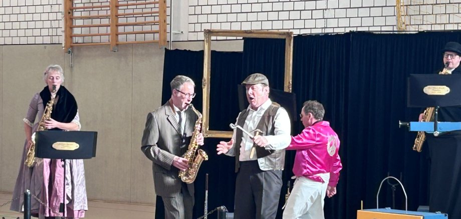 Le maître détective et le quatuor de fantômes.