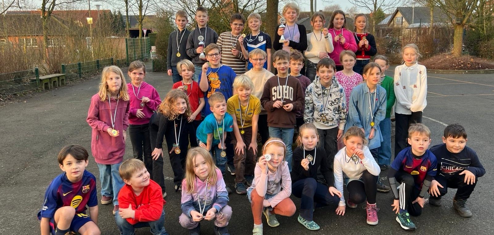 Les participants aux épreuves de natation de relais des écoles primaires.