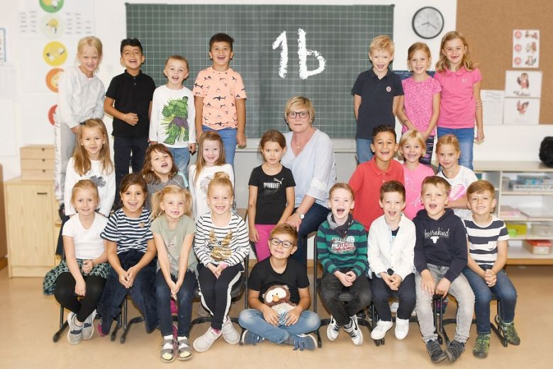 Les enfants avec leur enseignante et l'animal de la classe