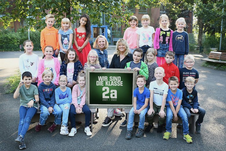 Les enfants avec leurs enseignantes et l'animal de la classe