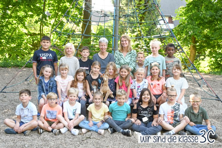 Les enfants de la classe de grizzlis avec leur enseignante et l'animal de la classe