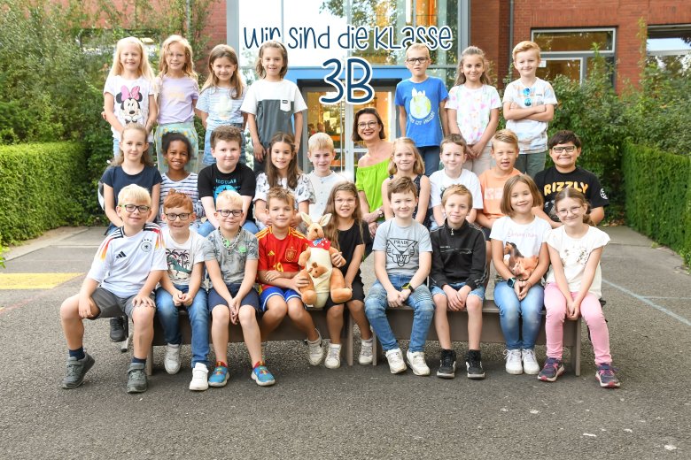 Les enfants de la classe kangourou avec leur enseignante et l'animal de la classe