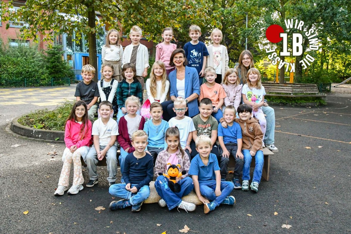 Les élèves de la classe des Abeilles avec leur enseignante.
