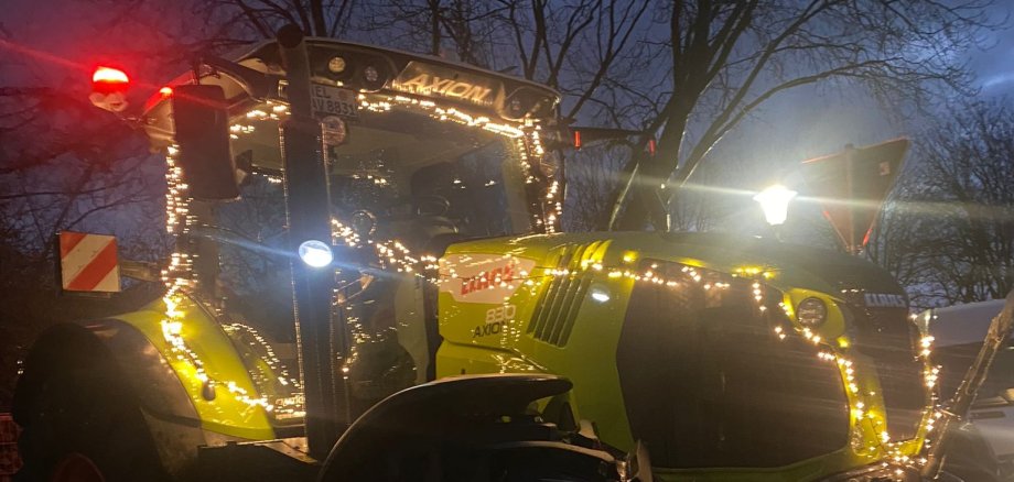 Karácsonyi kivilágított traktor.