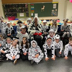 Anjing Dalmatians di kelas 2a (dengan Cruella).