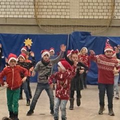 Anak-anak kelas tiga menampilkan tarian mereka.