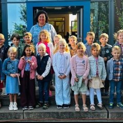 Anak-anak di kelas zebra bersama guru kelas mereka, Ibu Jansen.