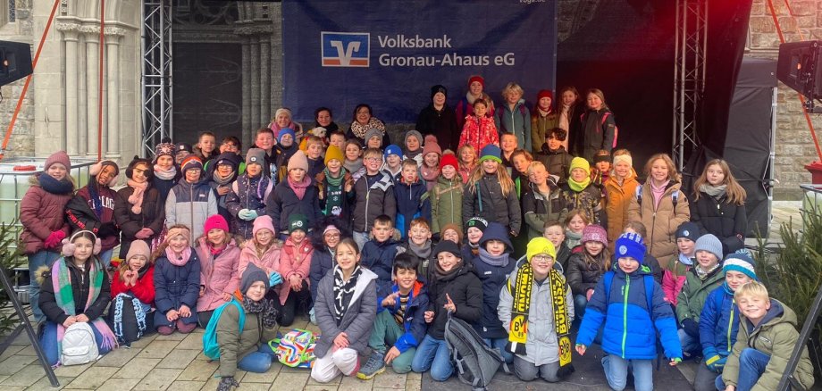 Anak-anak kelas tiga di depan Gereja Santo Antonius di Gronau.