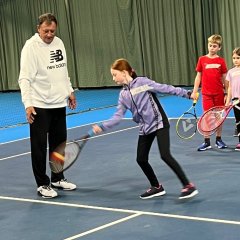 Anak-anak pada sesi latihan tenis pertama mereka