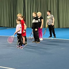 Anak-anak pada sesi latihan tenis pertama mereka