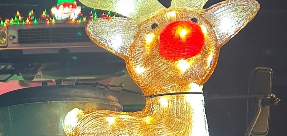 Rudolph dengan hidung merah.