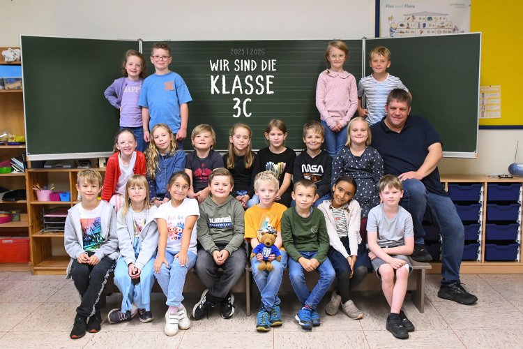 Anak-anak kelas beruang bersama guru kelas mereka.