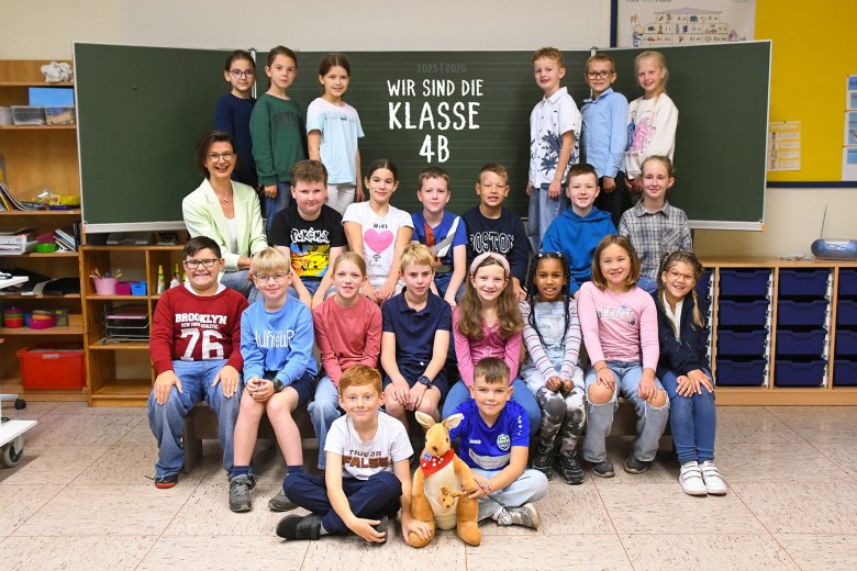 Anak-anak di kelas kanguru bersama guru kelas mereka.