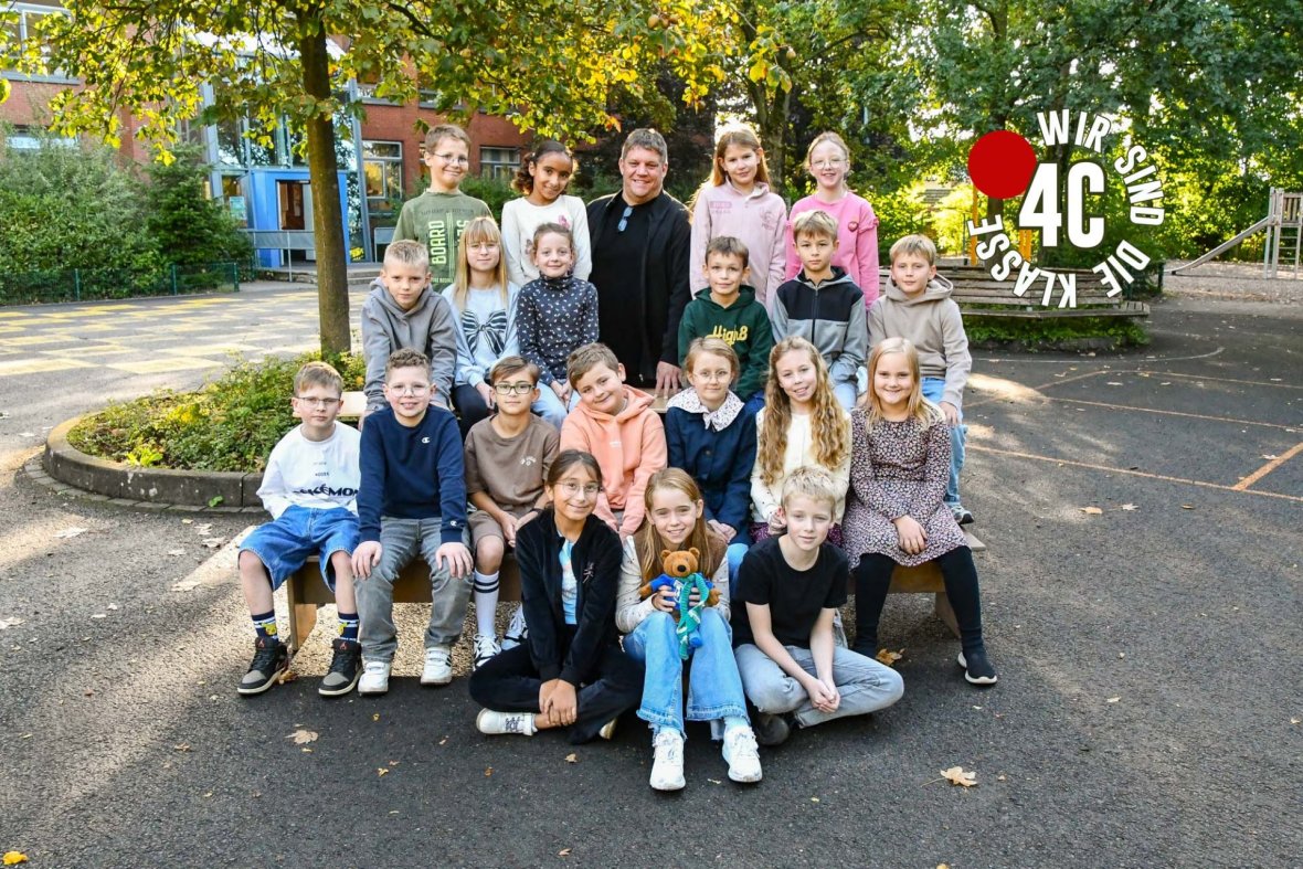 Anak-anak Kelas Beruang bersama guru wali kelas mereka.