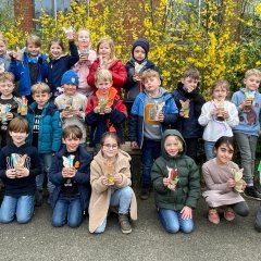 I bambini della classe 1b con i cesti pasquali che hanno trovato.