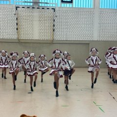 I Dinkelfunken si esibiscono in una danza.