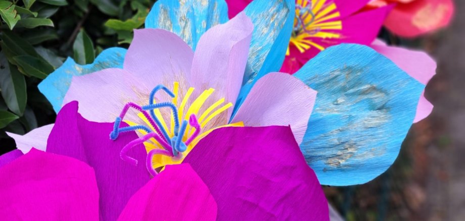 Fiori colorati realizzati in carta crespa.