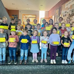 I bambini della classe 1b mostrano i loro cestini per il pranzo biologici.