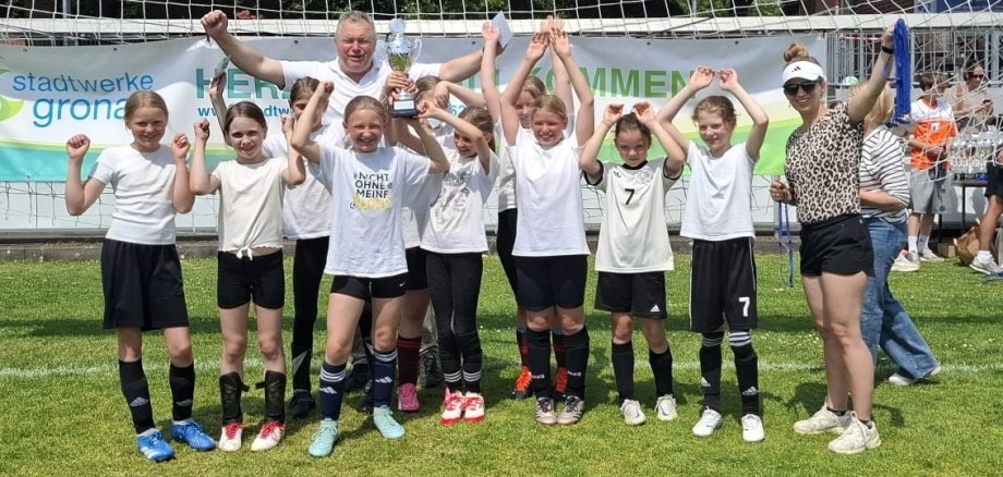 La squadra femminile è entusiasta del suo trofeo.