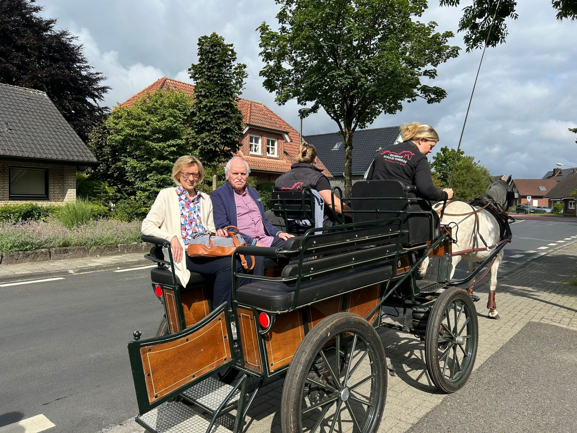 La signora Theis viene fatta salire in carrozza.