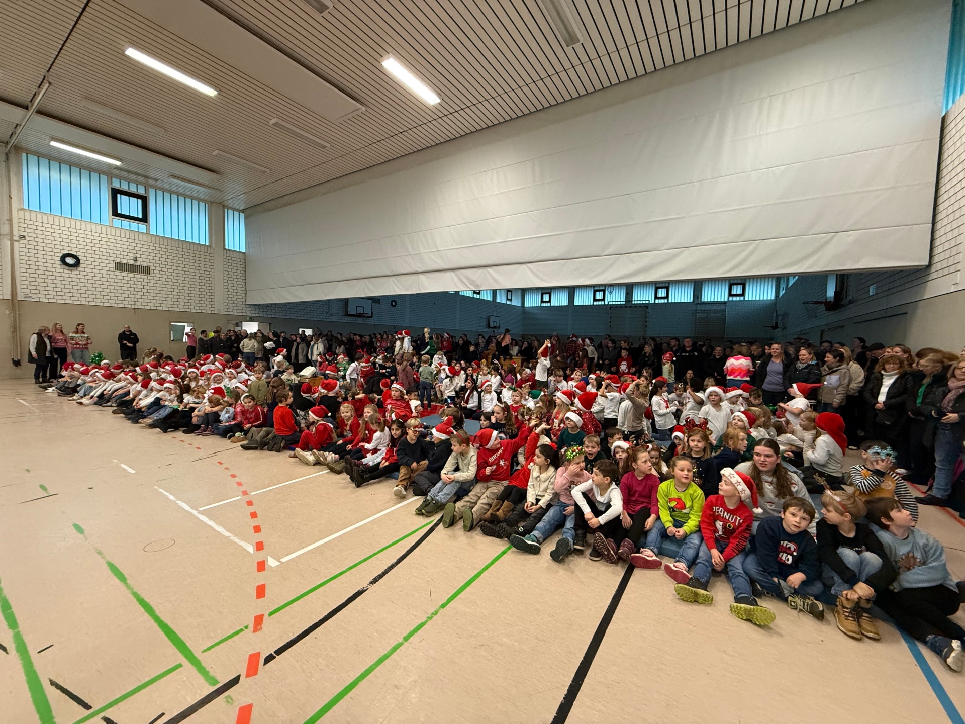 Il pubblico attende con ansia l'inizio della festa di Natale.