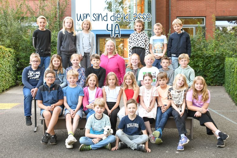 I bambini della classe marshmallow con la loro insegnante di classe e l'animale della classe