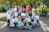 I bambini della classe dei suricati con i loro insegnanti di classe.