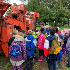 ジャガイモ収穫機を見る3年C組の子どもたち。