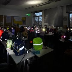 小学1年生の子どもたちが反射板を探検。