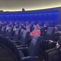 Keletas planetariumo ketvirtųjų metų vaikų.