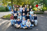 Pingvinų klasės vaikai su klasės mokytoja.