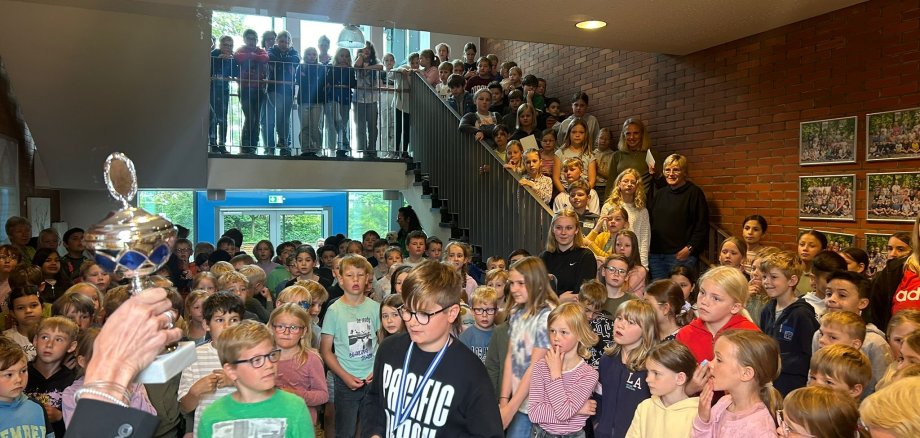 Skola pulcējas uz apbalvošanas ceremoniju.