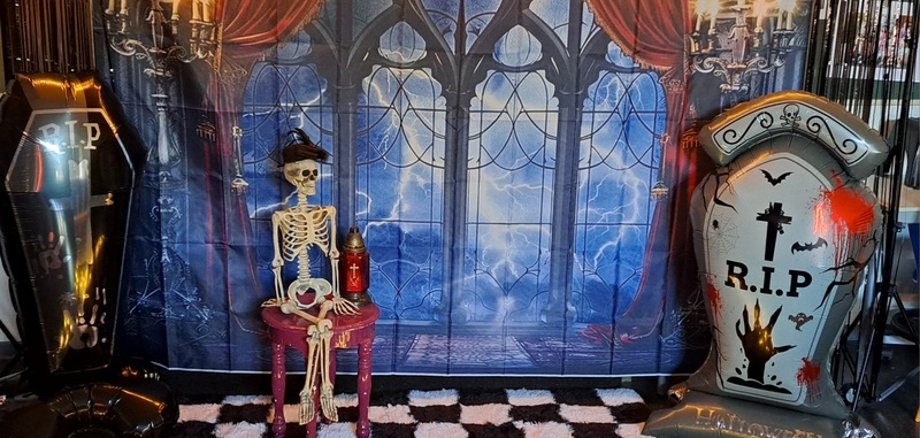 Spooky rotājumi bija obligāta ballītes sastāvdaļa.