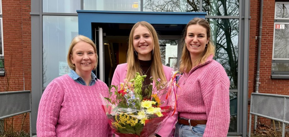 Magdziarz kundze kopā ar savām mentorēm Nagetuša kundzi un Vīskeres kundzi.