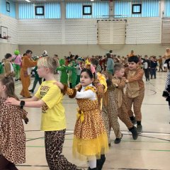 Polonaise gjennom gymsalen.