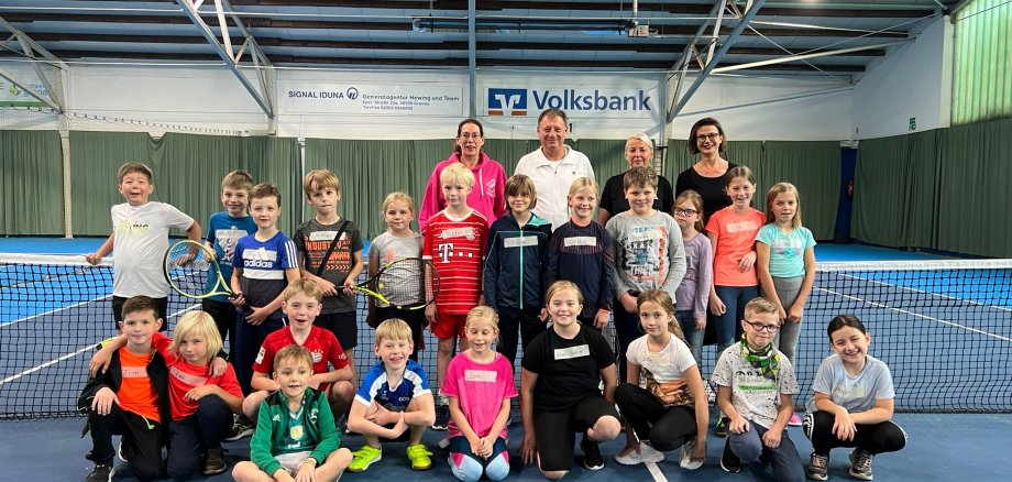 Barna i tennisklubben sammen med laget